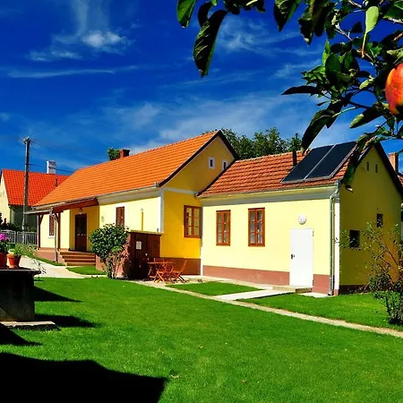 Kis-balatoni Oekoporta Pensjonat 3*